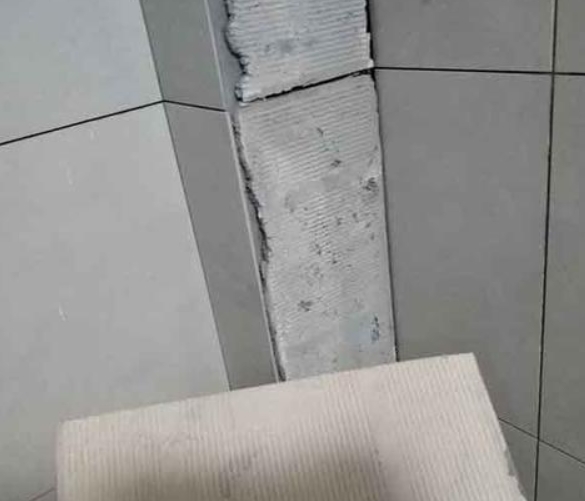 秀山瓷砖空鼓维修公司分享下厨房瓷砖脱落的补救措施。